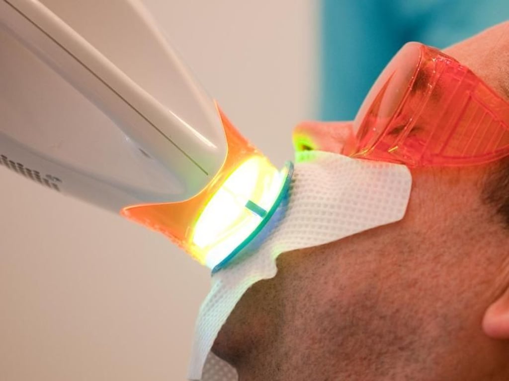 Mithilfe einer Ultraviolettlampe werden die Zähne gebleicht. Foto: Klaus-Dietmar Gabbert