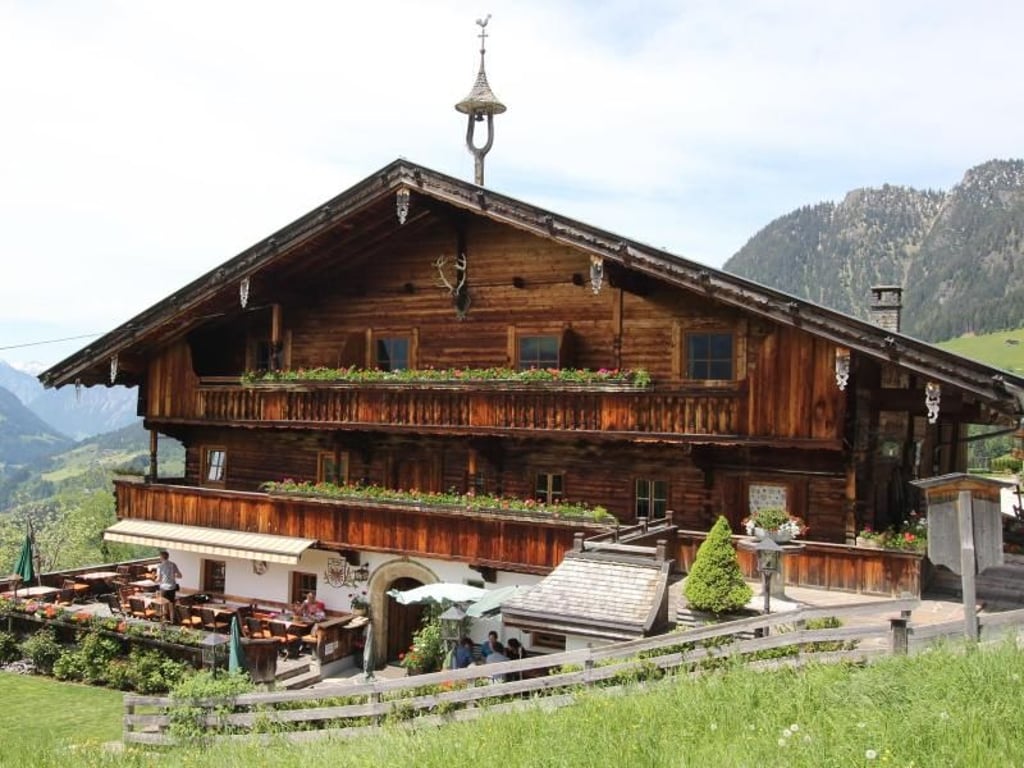 Der Gasthof «Rossmoos» in Alpbach ist ein Tiroler Erbhof aus dem 13. Jahrhundert. Alpbach ist für seine traditionelle Bauweise berühmt und gilt als eines der schönsten Bergdörfer Österreichs. Foto: Bernd F. Meier