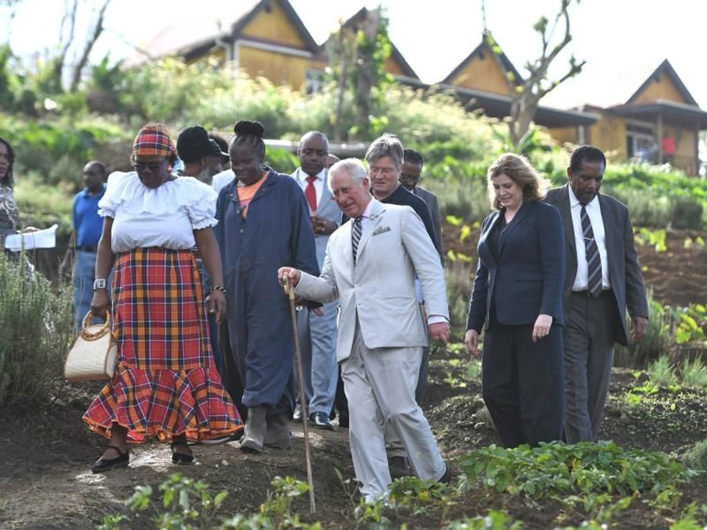 Prinz Charles (M) und die britische Entwicklungsministerin Penny Mordaunt (2.v.r) in Pichelin auf Dominica. Foto: Victoria Jones