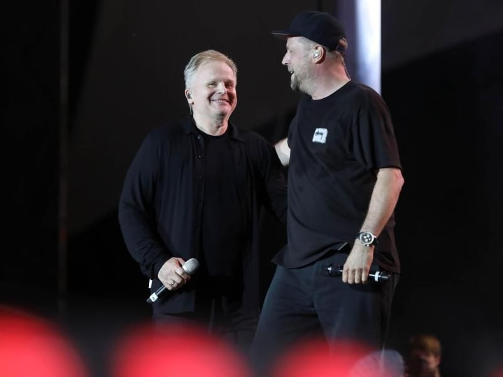 Herbert Grönemeyer (l) mit Smudo von den Fantastischen Vier beim Benefiz-Konzert «Peace x Peace». Foto: Jörg Carstensen