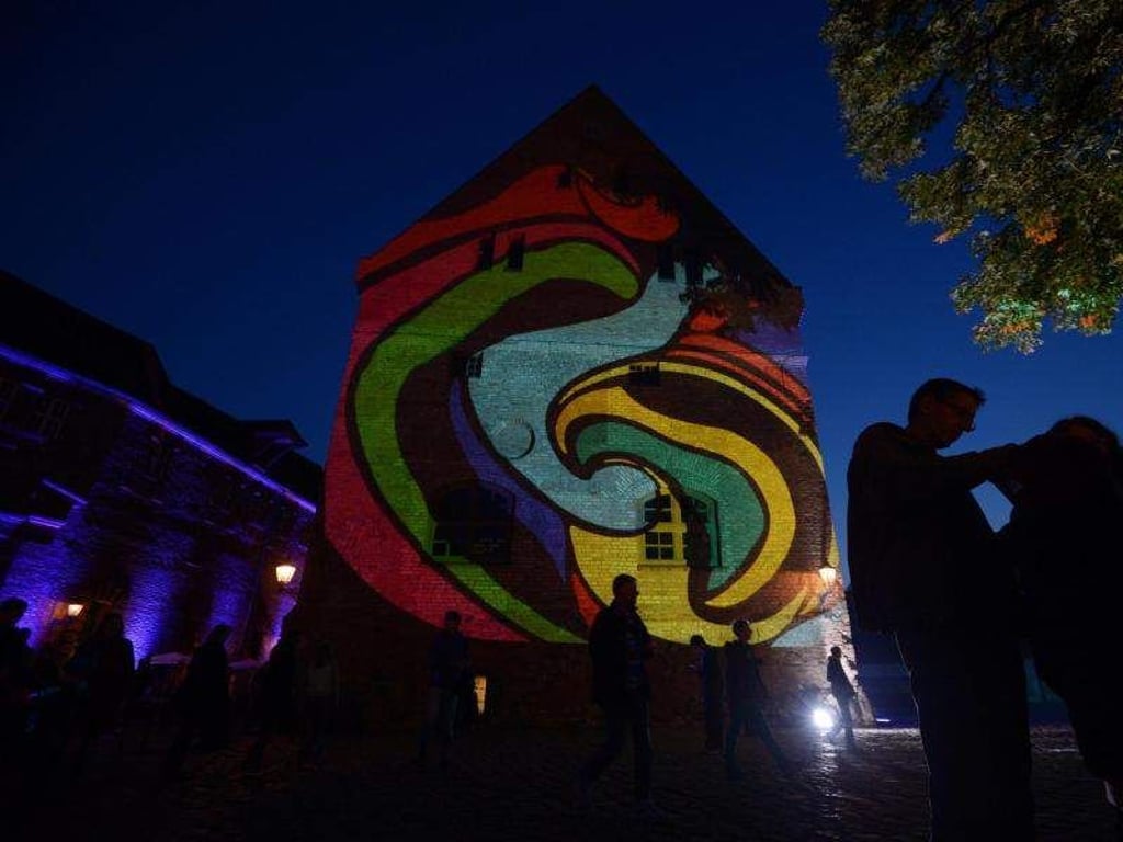 Menschen besuchen das Lichterfest auf der Zitadelle Spandau. Foto: Rainer Jensen