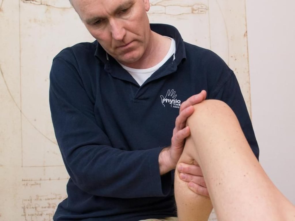 Physiotherapeuten wie Stephan Hinkel sind sehr gesucht. Die Branche hat Schwierigkeiten, Nachwuchs zu finden. Gleichzeitig nimmt die Zahl der Patienten aufgrund des demografischen Wandels zu. Hinkel ist Inhaber einer Praxis in Berlin-Moabit. Foto: Andrea Warnecke