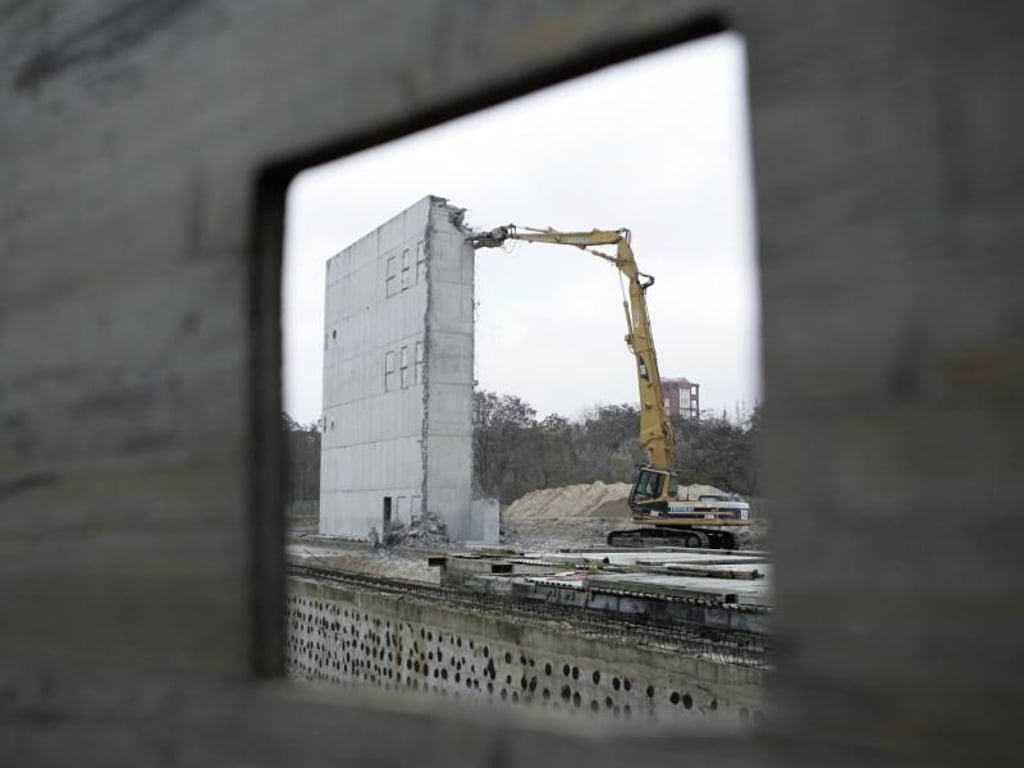 Abriss der drei Treppentürme auf dem Gelände des geplanten NS-Dokumentationszentrums «Topographie des Terrors» in Berlin. Foto: Peer Grimm