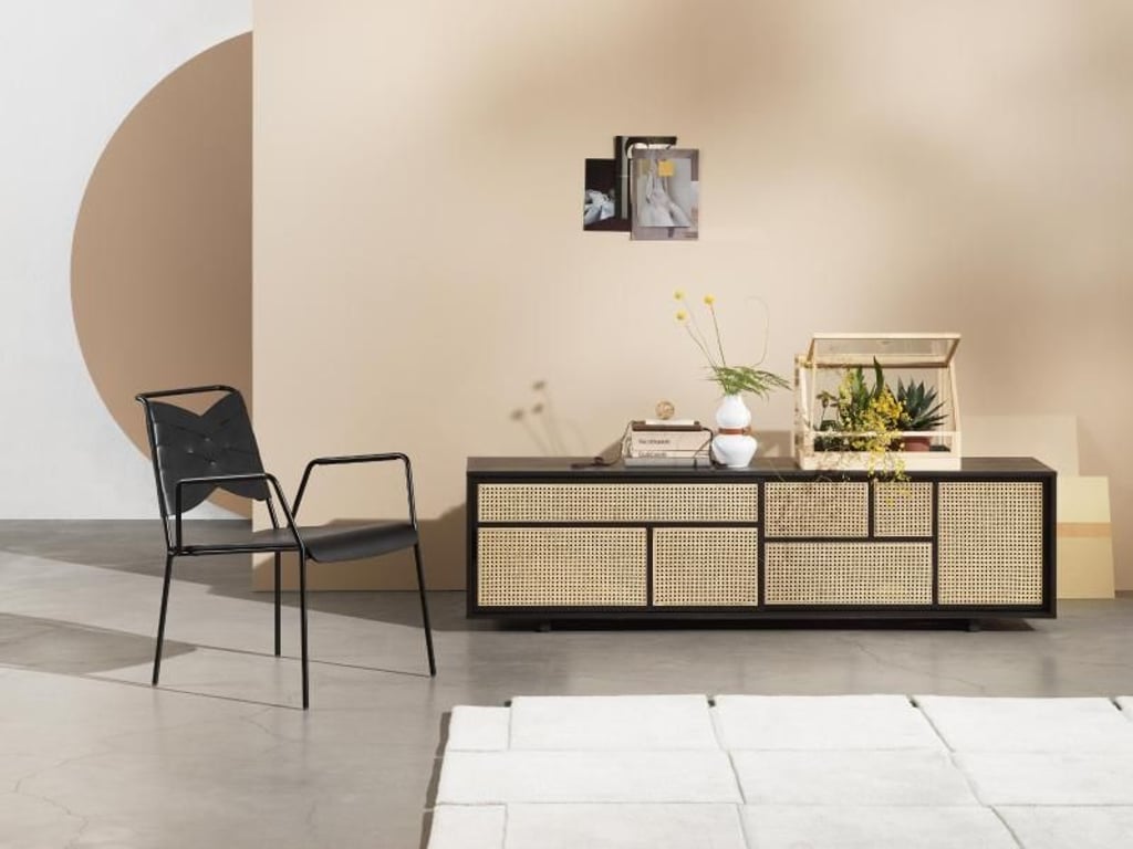 Das Wiener Gefelcht lässt Möbel leichter wirken. Auch Designer Mathieu Gustafsson nutzte es statt massiver Türen an der Kommode der Kollektion AIR für Design House Stockholm. Foto: Design House Stockholm