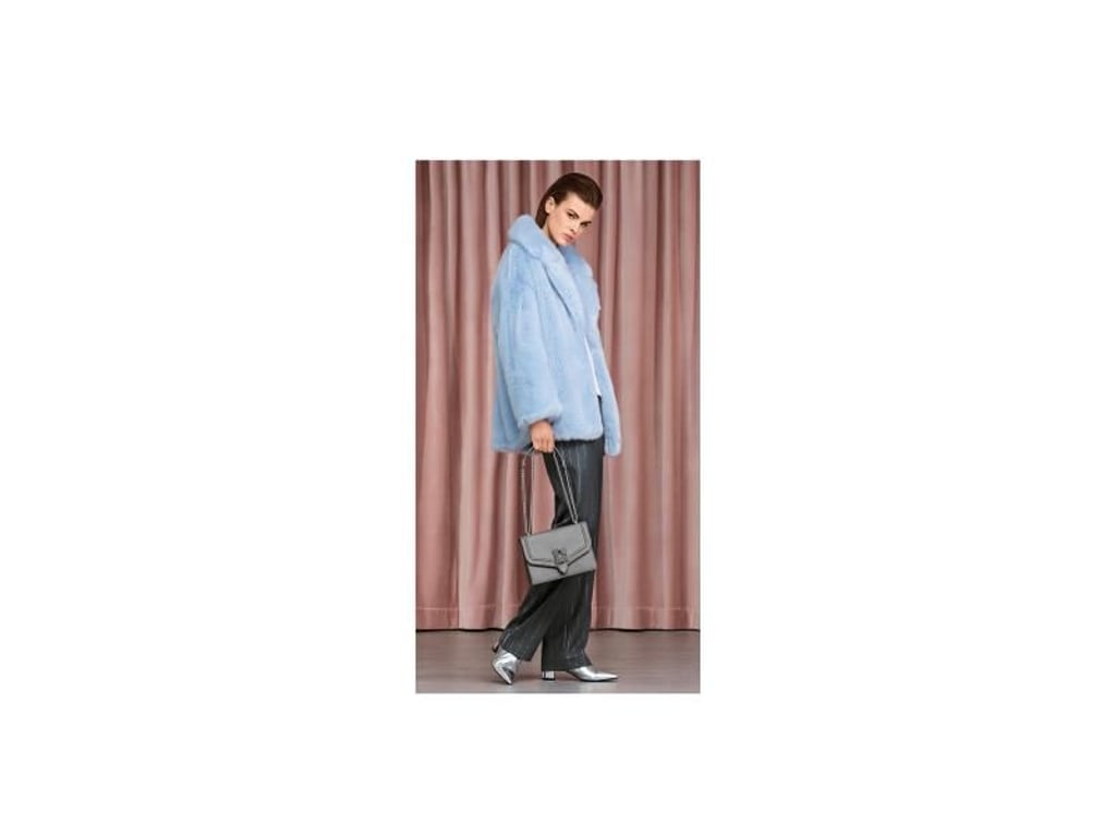 Viele der aktuellen Plüschmäntel sind voluminös geschnitten und in knalligen Farben gehalten, hier ein Beispiel von Marc Cain (Jacke ca. 379 Euro, Sweatshirt ca. 279 Euro Hose ca. 349 Euro, Tasche ca. 349 Euro, Ankle Boots ca. 399 Euro). Foto: Marc Cain