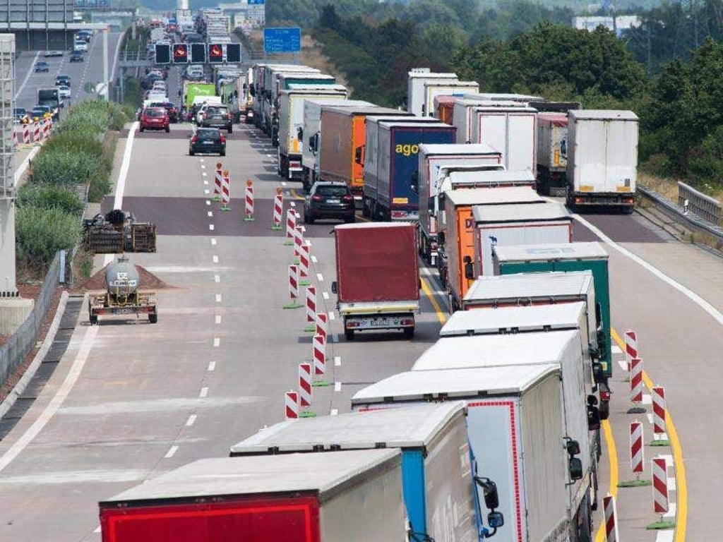 Lastkraftwagen stauen sich auf einer Autobahn. Foto: Klaus-Dietmar Gabbert/Archiv