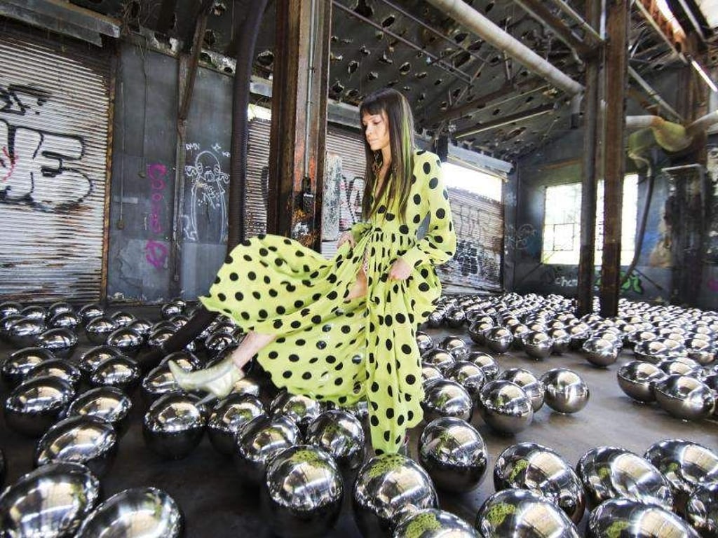 Eine Frau inmitten der Installation «Rockaway! 2018: Narcissus Garden» von Yayoi Kusama. Foto: XinHua/dpa