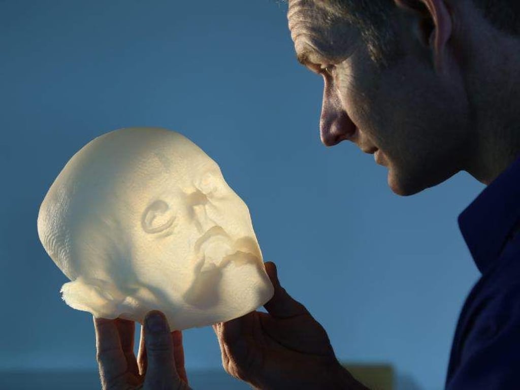 Paläokünstler Gary Staab bei der Erstellung einer originalgetreuen Kopie der Ötzi-Mumie. Foto Südtiroler Archäologiemuseum Foto: