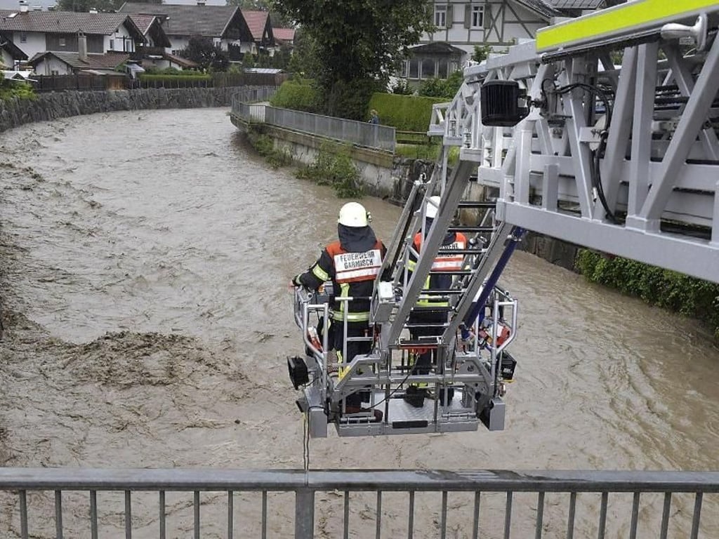 Feuerwehrleute bei der Suche nach einem vermissten Auofahrer im reißenden Fluss Partnach. Foto: Thomas Sehr