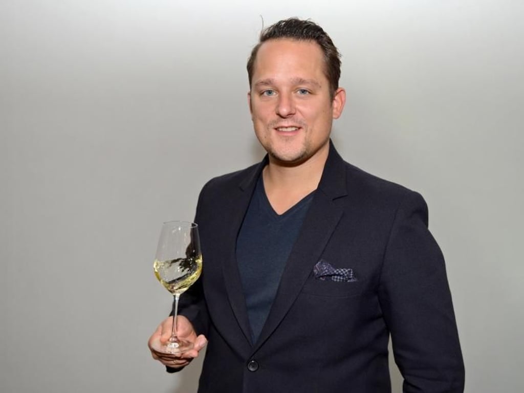 André Macionga ist als Sommelier bei Tim Raue tätig. Foto: Judith Michaelis