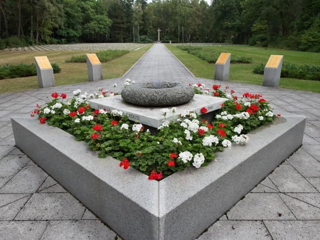 Ein Denkmal erinnert auf dem Italienischen Ehrenfriedhof an die italienischen Opfer von Krieg und Nazidiktatur. Foto: Klaus-Dietmar Gabbert
