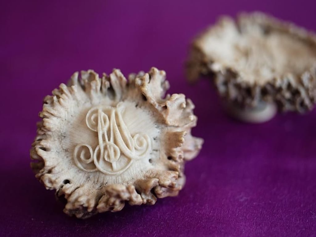 Zwei kunstvoll verzierte Knöpfe mit Monogram aus Hirschhorn von ca. 1780. Foto: Nicolas Armer