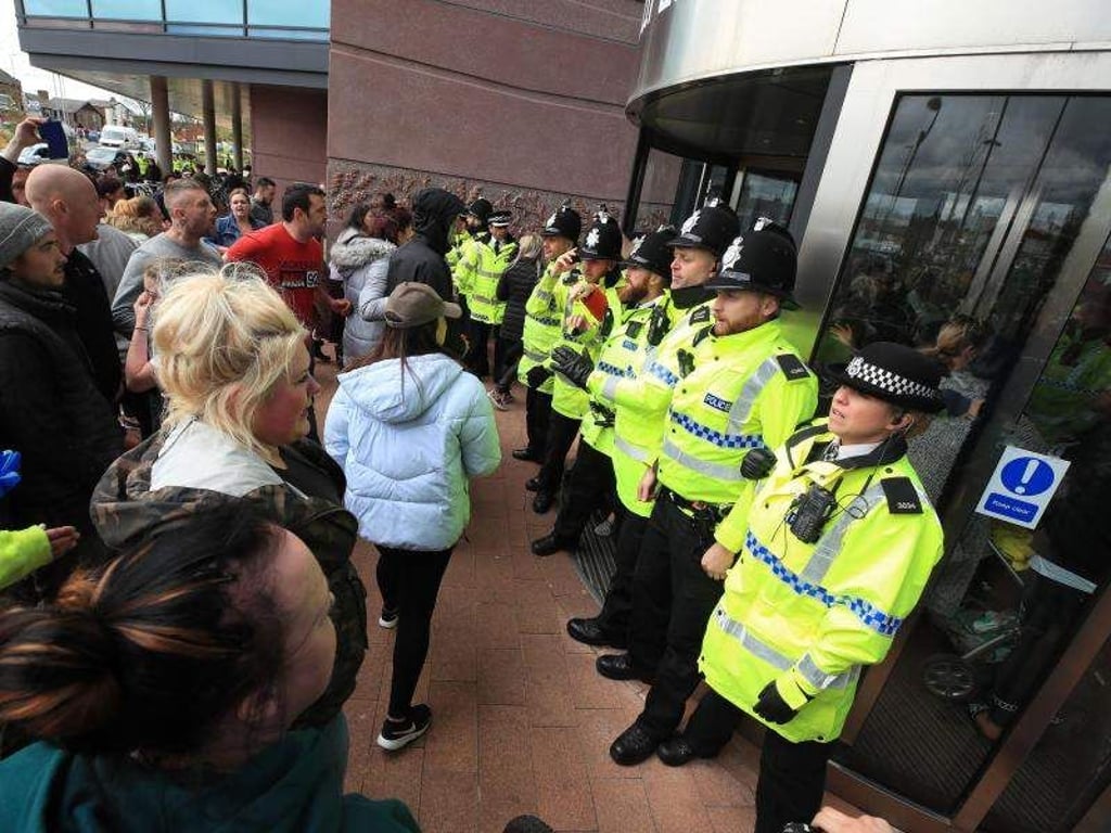 Polizisten blockieren den Eingang des Kinderkrankenhauses Alder Hey Children's Hospital in Liverpool, in dem sich der kleine Alfie Evans befindet. Foto: Peter Byrne/PA Wire