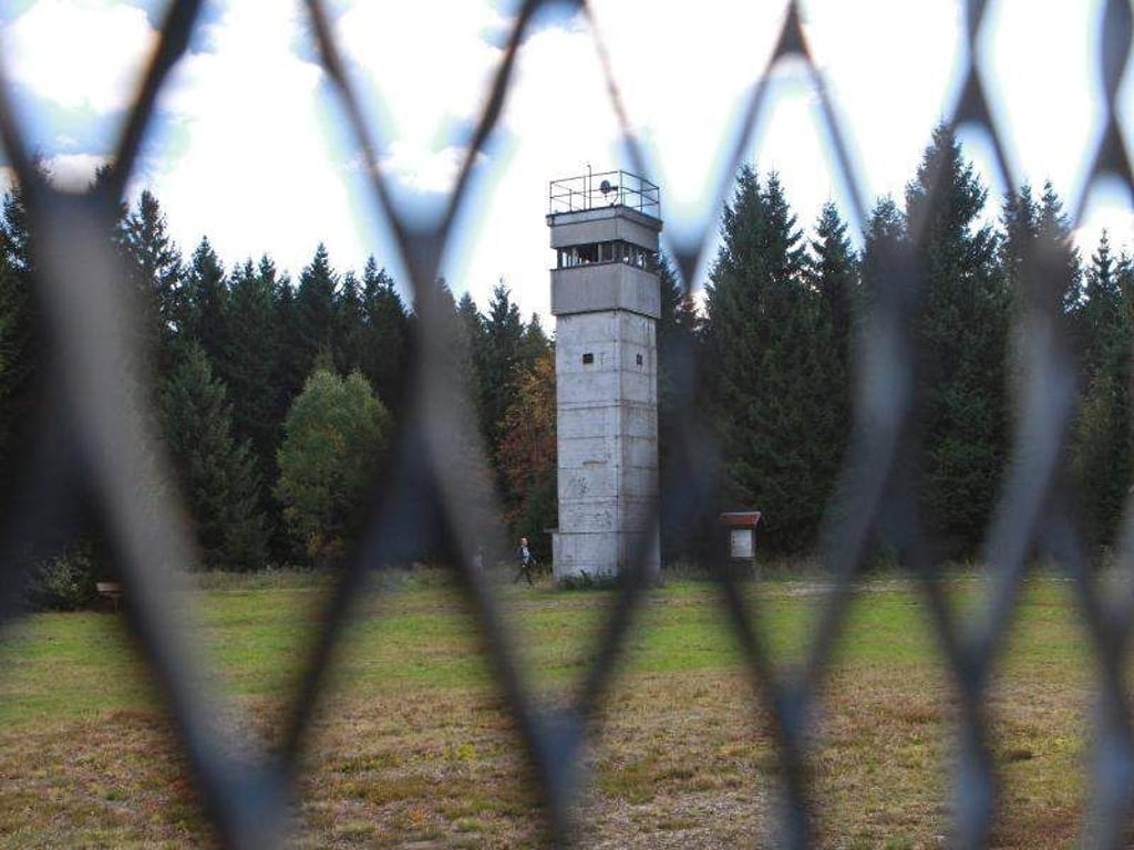 Blick auf original erhaltene Grenzanlagen an der ehemaligen innerdeutschen Grenze bei Sorge. Foto: Matthias Bein/Archiv