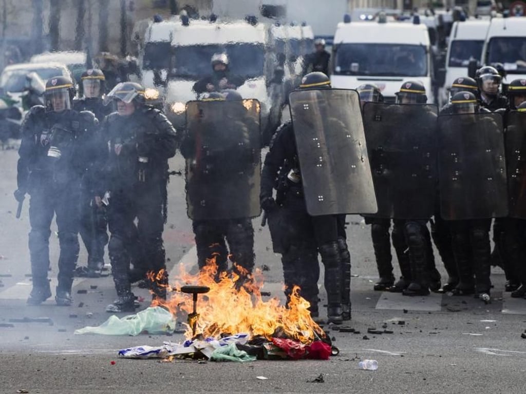 Im Umfeld des Platzes der Republik wird seit Wochen gegen soziale Ungerechtigkeit protestiert. Foto: Etienne Laurent