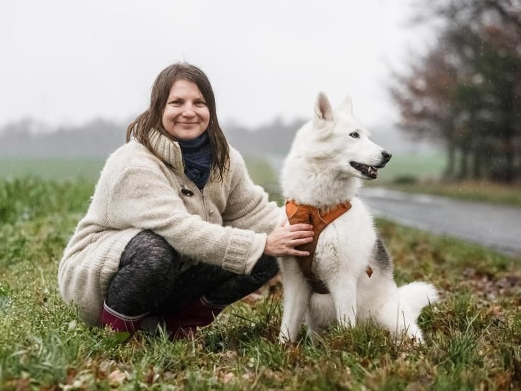 Edyta Stateczny-Kade mit Mischlingshund Tala auf einem Spaziergang in der Feldmark hinter ihrem Wohnhaus in Gyhum. Foto: Markus Scholz
