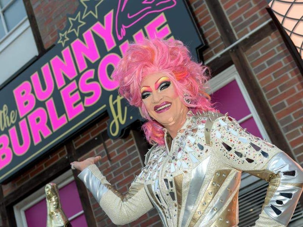 Die Dragqueen Olivia Jones lädt in ihren Nachtclub ein. Foto: Axel Heimken