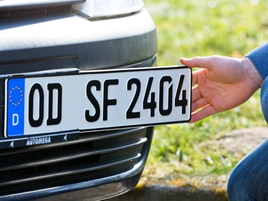 Nach einem Umzug in eine neue Stadt, muss man das Auto ummelden. Im Zweifel kann man sich auch neue Kennzeichen besorgen. Foto: Markus Scholz/dpa-tmn