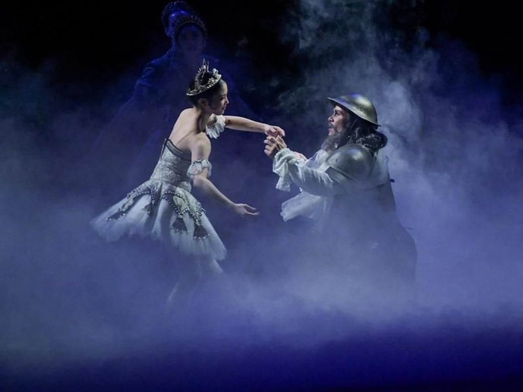 Carsten Jung als Don Quixote und Madoka Sugai als Kitri auf der Bühne der Staatsoper. Foto: Axel Heimken