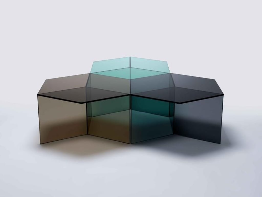 Der Beistelltisch Isom von Designer Sebastian Scherer besteht aus Flachglas-Platten, die fugenlos zu einer wabenartigen Form zusammengefügt sind. Foto: Neocraft GmbH/Tobias Wirth