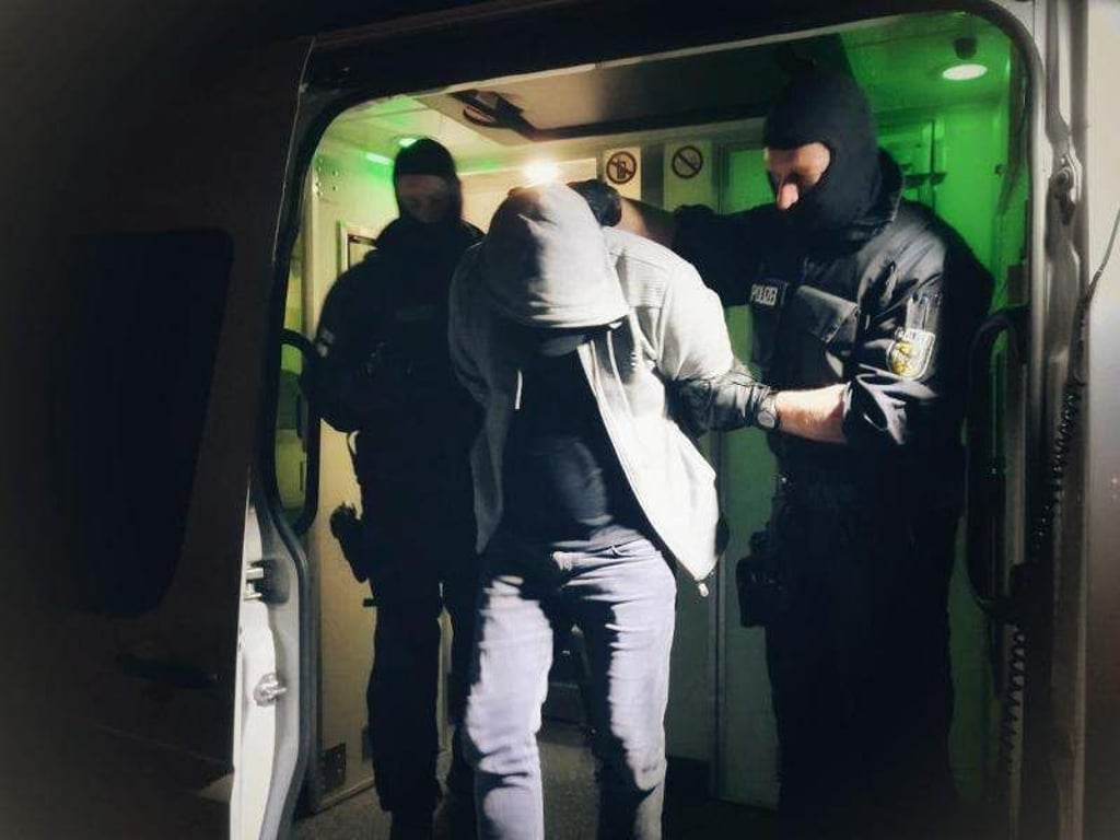 Die Bundespolizei hat mit rund 800 Beamten Wohnungen und Büros in Nord- und Mitteldeutschland durchsucht. Foto: Bundespolizei Pirna