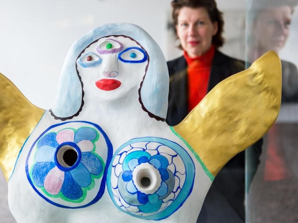 Carina Plath, Kuratorin des Sprengel Museum in Hannover, hinter der «Sphinx». Foto: Hauke-Christian Dittrich