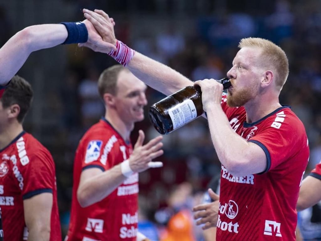 Jim Gottfridsson (r) nimmt nach dem Spiel einen großen Schluck aus der Flasche. Foto: Guido Kirchner
