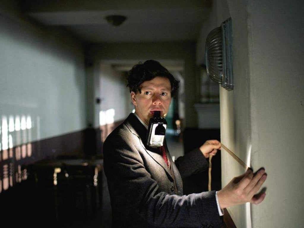 Georg Elser (Christian Friedel) misst im Bürgerbräukeller das Versteck für seine Bombe aus. Foto: Bernd Schuller/SWR/ARD