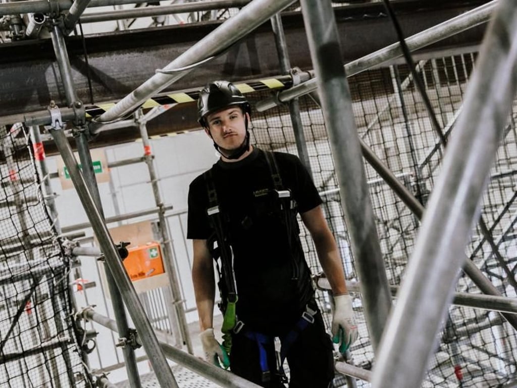Blaszyk macht mehr als nur die Gerüste aufbauen: Er skizziert und plant auch passende Konstruktionen. Foto: Anne Kathrin Jegen/handfest