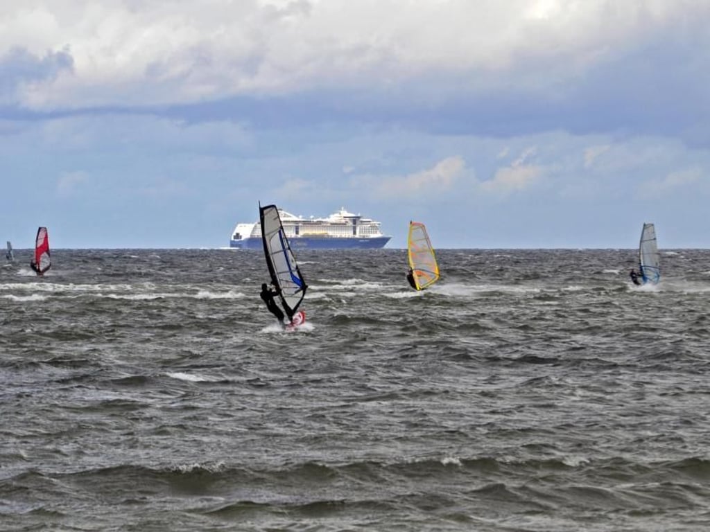 Kühl ist das Wetter, kräftig die Brise: Windsurfer auf der Ostsee. Foto: Kristina Steigüber/Kiel-Marketing e.V./dpa-tmn