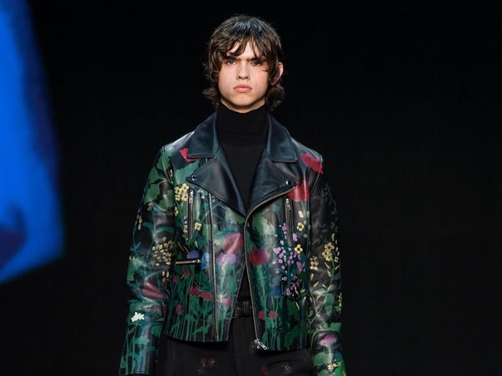 In die Männermode ziehen nun florale Muster ein. Auch das Unternehmen Tiger of Sweden zeigte seine Models darin (Lederjacke 749 Euro, Pullover 149 Euro, Shirt 79 Euro, Hose 200 Euro, Gürtel 89 Euro, Schuhe 299 Euro). Foto: Tiger of Sweden