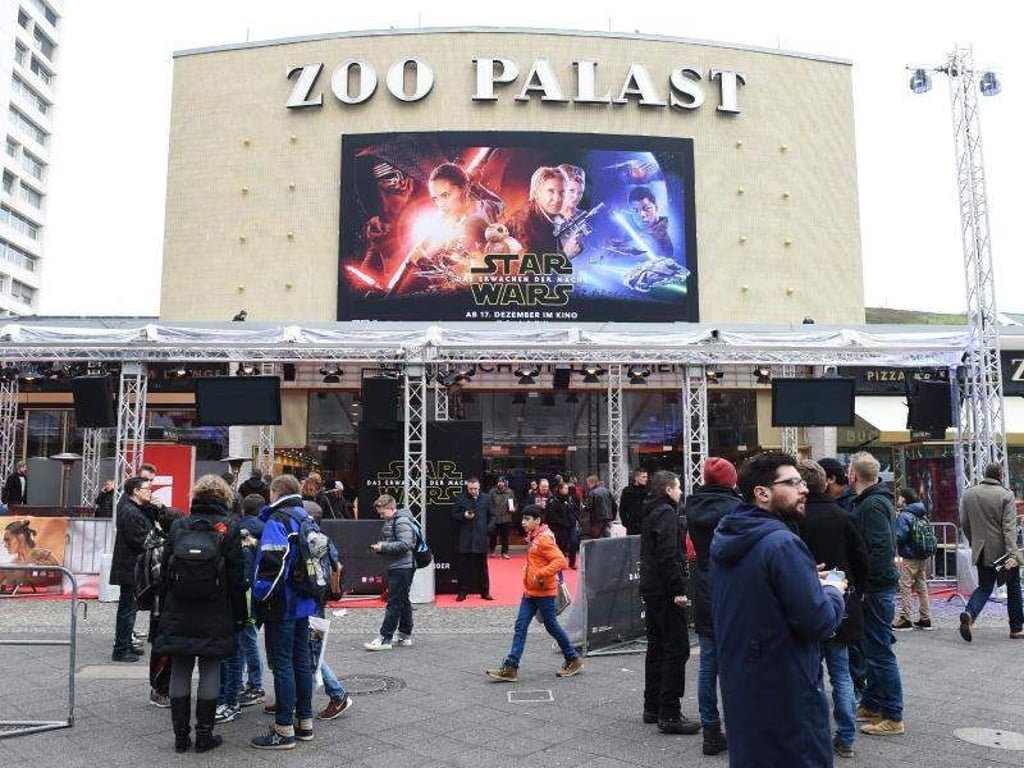 Überall wird dieser Tage - wie hier in Berlin - das neue «Star Wars»-Abenteuer gezeigt. Foto: Jens Kalaene
