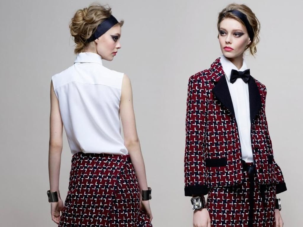 Haute Couture: Zu dem robusten Tweed passt sehr gut eine leichte Bluse zum Beispiel aus Seide, hier von Chanel (Jacke aus Wolltweed 2.980 Euro, Seidenbluse 1.530 Euro, Schürzenkleid aus Wolltweed 1.170 Euro, Sling Pumps 620 Euro). Foto: Chanel by Karl Lagerfeld