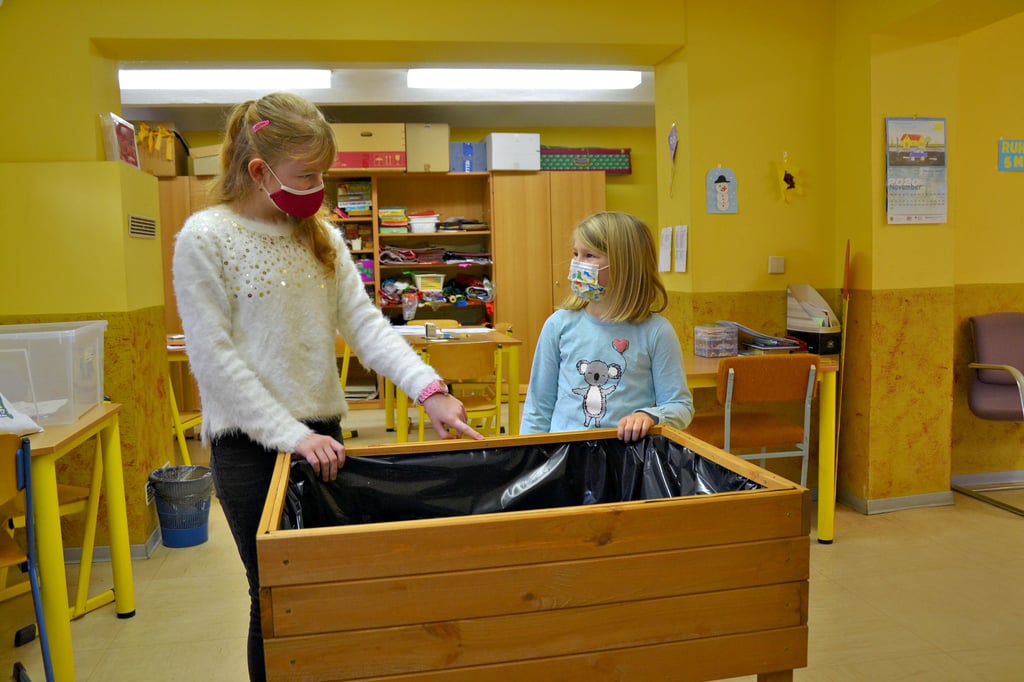 Lucy (l.) und Mila freuen sich darüber, dass das erste von acht Hochbeeten schon im Keller der Grundschule Altenweddingen steht.