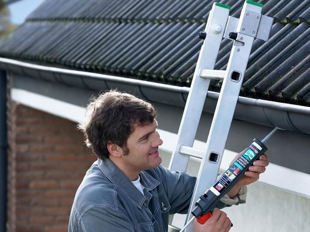 Löcher in den Dachrinnen und offene Nähte müssen möglichst umgehend repariert werden, damit das Wasser nicht an der Hausfassade entlang läuft. Foto: Henkel Sista/DIY Academy/dpa-tmn