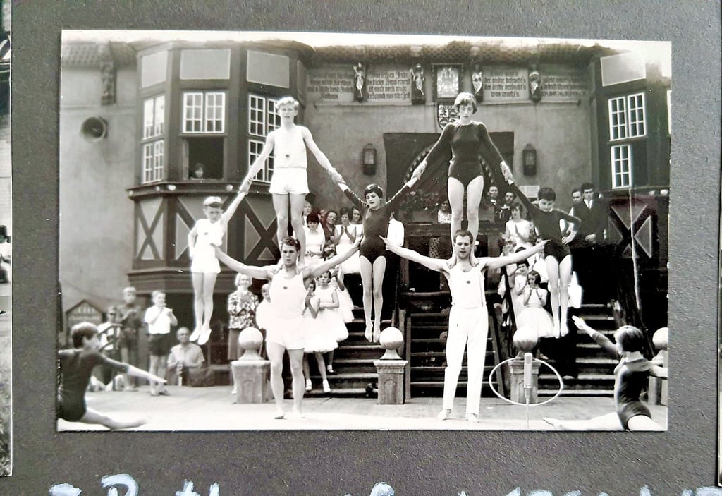 Die Silstedter Sportwerbegruppe zeigte 1966 beim Rathausfest in Wernigerode ihre lebenden Pyramiden.