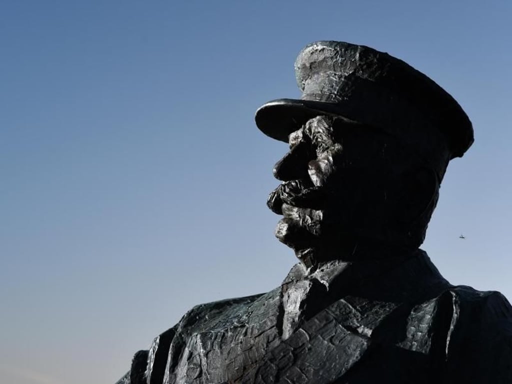 Ein Denkmal in Friedrichshafen erinnert an Ferdinand Graf von Zeppelin. Foto: Felix Kästle