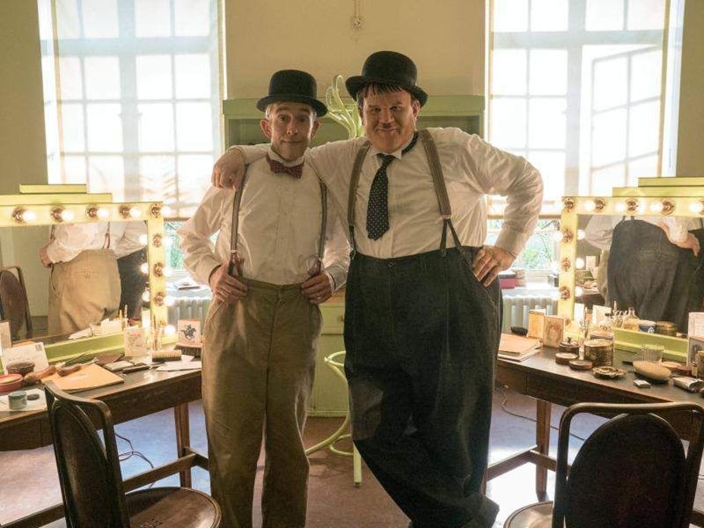 Stan Laurel (Steve Coogan, l) und Oliver Hardy (John C Reilly) touren durch Großbritannien. Einige Ereignisse aus früheren Zeiten belasten jedoch die Männerfreundschaft. Foto: Aimee Spinks/SquareOne Entertainment