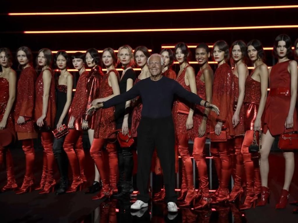 Giorgio Armani überrascht mit vielen roten Outfits. Foto: Luca Bruno/AP