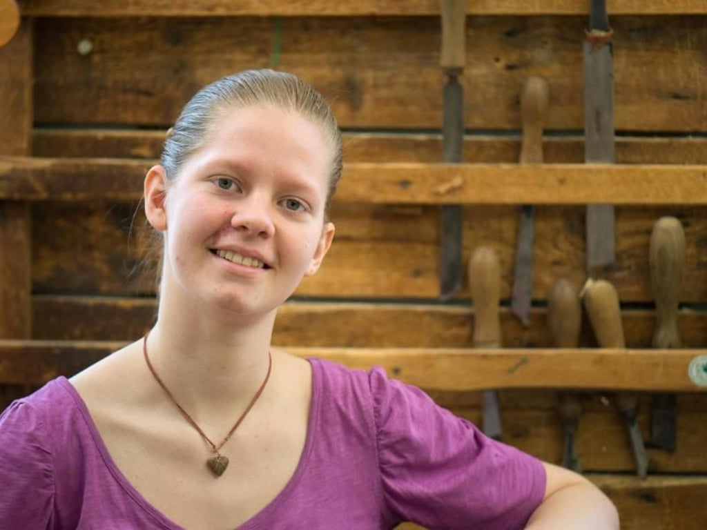 Julia Niezel hatte Lust auf ein altes Handwerk und arbeitet gerne mit Holz: So kam sie auf die Ausbildung zur Holzspielzeugmacherin. Foto: Arno Burgi