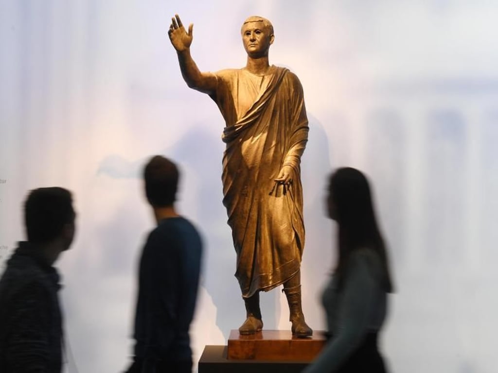 Die lebensgroße Bronzestatue des Etruskers Avle Metele aus dem 2. bis 1. Jahrhundert vor Christus in Karlsruhe. Foto: Uli Deck