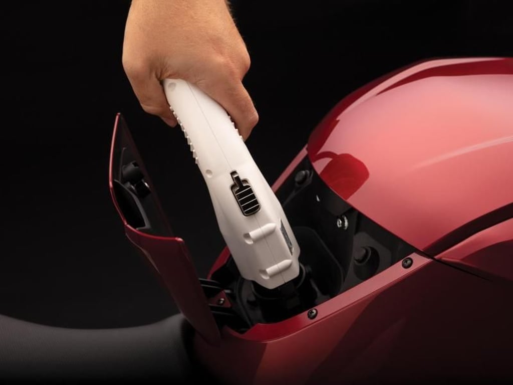 Ungewohnte Energieladung: Noch haben elektrische Motorräder reinen Exotenstatus. Foto: Zero Motorcycles