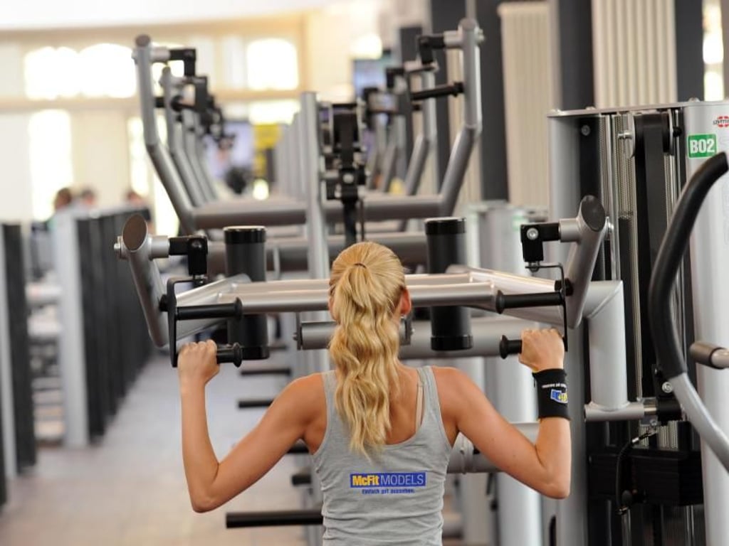 Fitnessstudios sind im Trend: Jeder zehnte Befragte geht «pumpen». Foto: Jens Kalaene