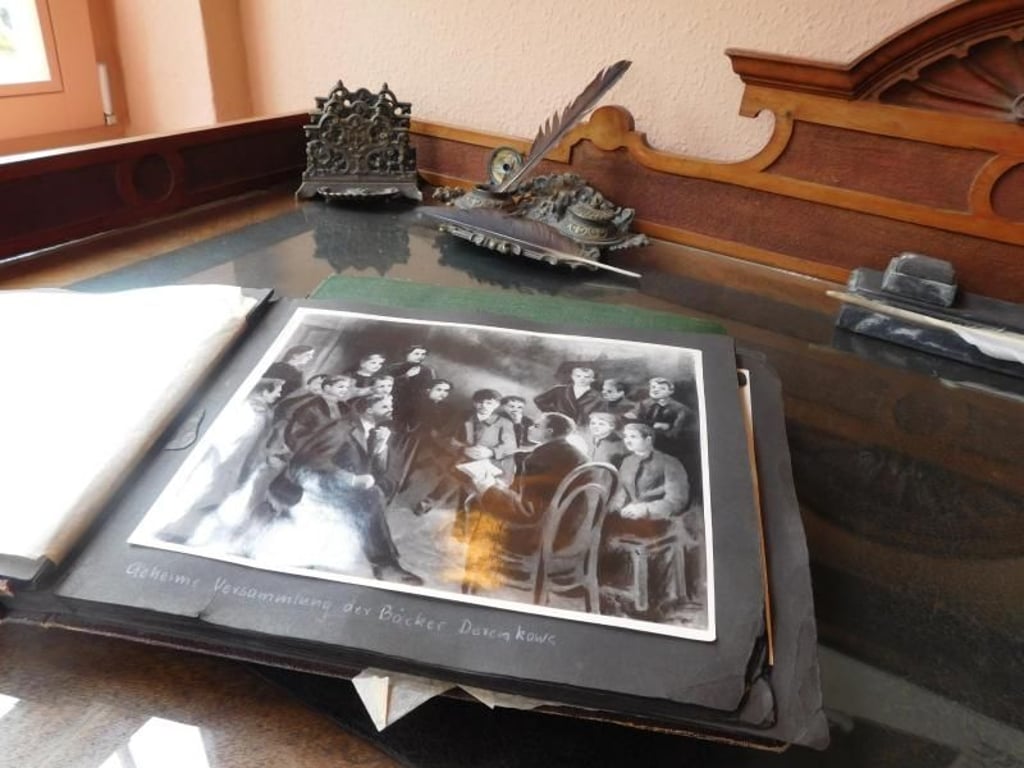 Maxim Gorkis Fotoalben - auf dem Schreibtisch in der Villa Irmgard dürfen Besucher darin blättern. Foto: Usedom Tourismus/Ann Schult
