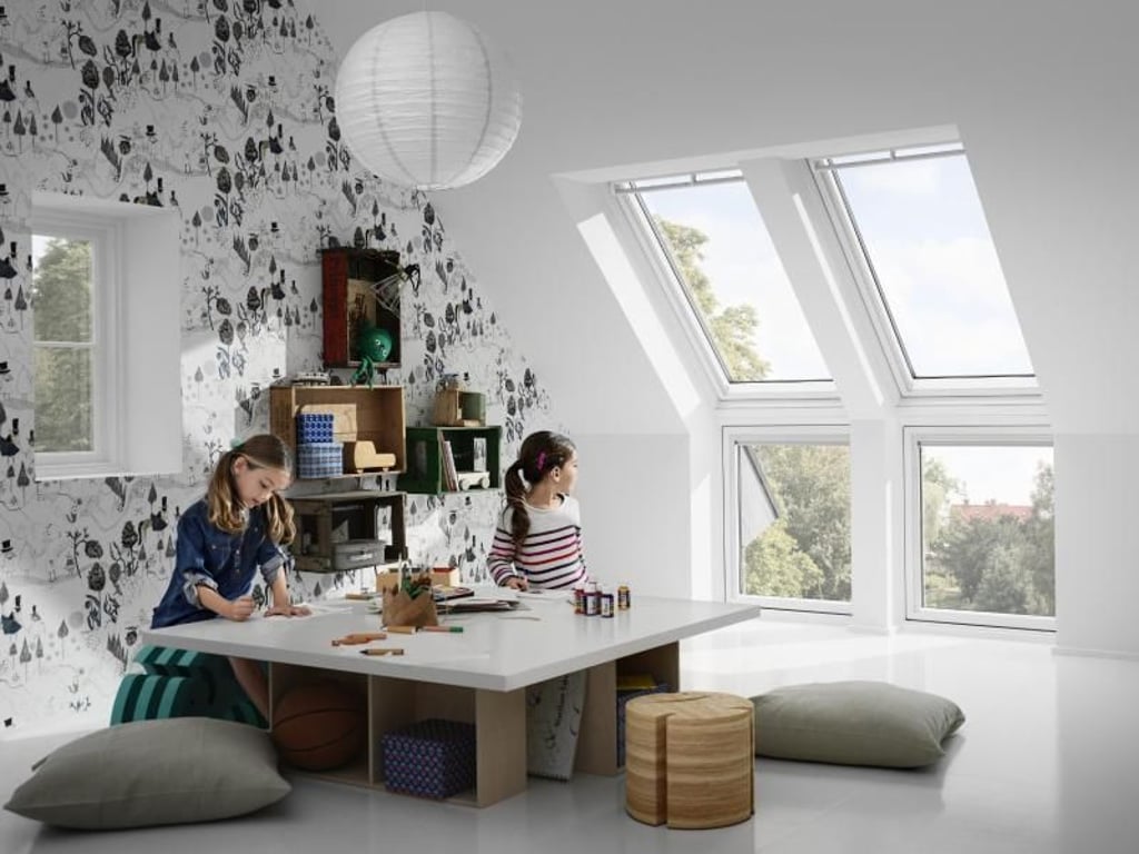 Gute Sicht auch für Kinder: Für Dachgeschosse mit Kniestock eignen sich oft schräge Fenster mit unten senkrechten Elementen. Foto: Velux Deutschland GmbH/dpa-tmn
