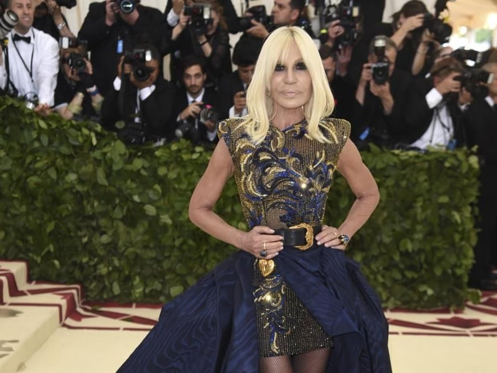 Modepäpstin Donatella Versace gab sich bei der «Met Gala» die Ehre. Foto: Evan Agostini