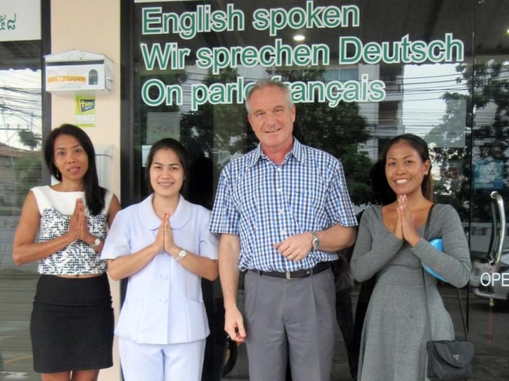 Der Arzt Olivier Meyer aus Genf und sein Team kennen die Sünden der Urlauber in Thailand - hier stehen sie vor der Praxis in Pattaya. Foto: Bernd Kubisch