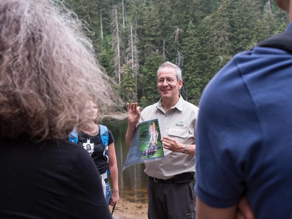 Nationalparkdirektor Thomas Waldenspuhl zeigt Besuchern im ein Bild des «Rotrandiger Baumschwammes». Foto: Patrick Seeger