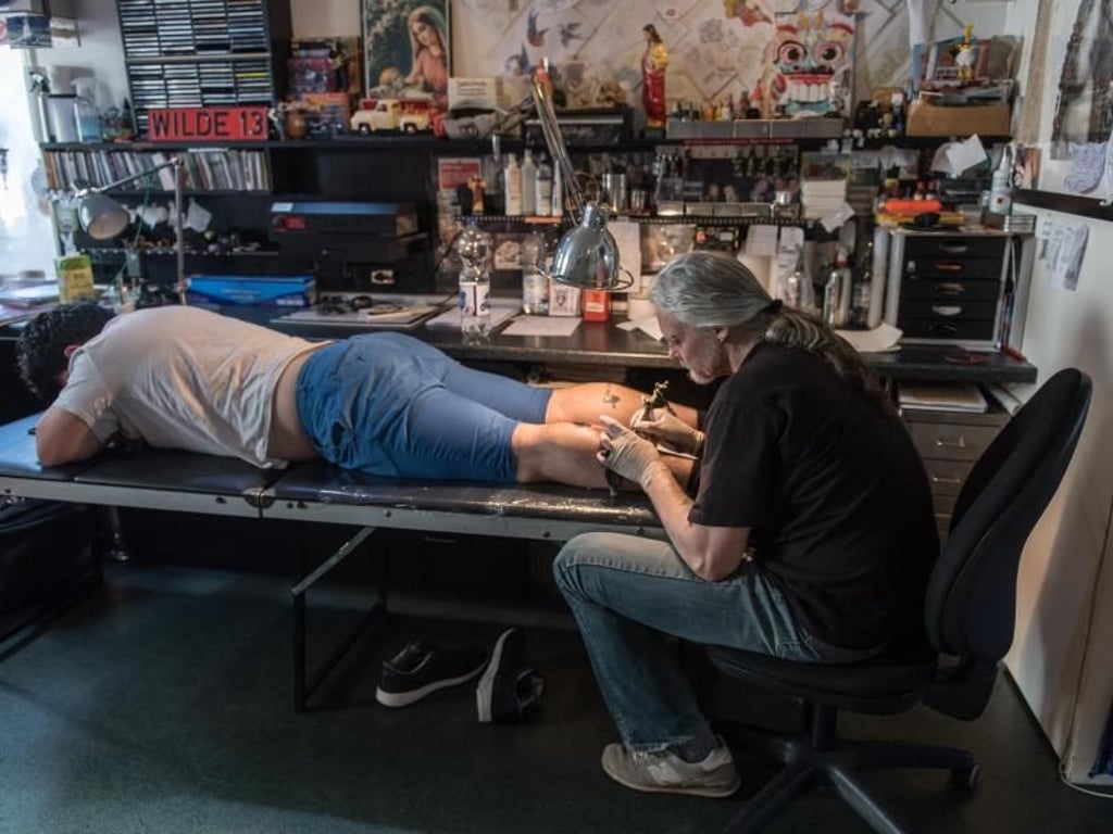 Maik Frey tätowiert im Stuido Wilde 13 in Esslingen. Kommen Kunden mit sehr speziellen Motivwünschen, empfiehlt er sie auch mal an Kollegen weiter, die den gewünschten Stil perfekt beherrschen. Foto: Daniel Maurer