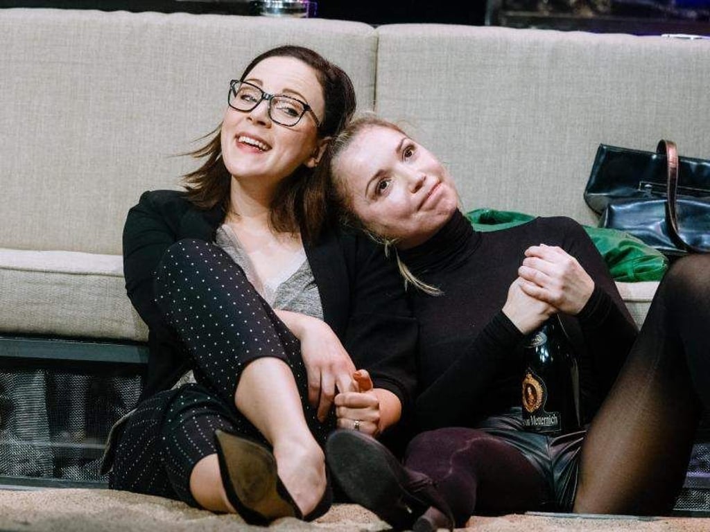 Jasmin Wagner (l) und Anke Fiedler in «Liebeslügen oder Treue ist auch keine Lösung» von Ildikó von Kürthy in Hamburg. Foto: Markus Scholz
